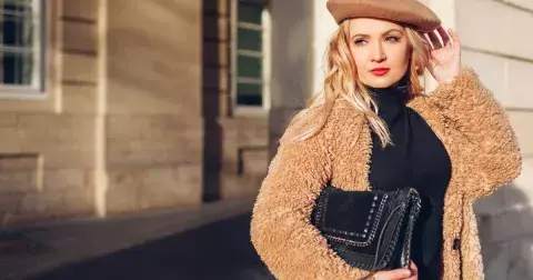 Jaký odstín rtěnky vybrat a jak s ní pracovat, když vám je přes 50? Těmto barvám a chybám se raději vyhněte