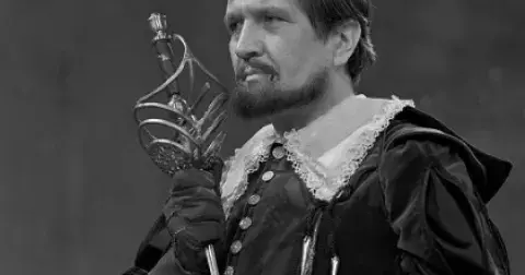 Starý mlynář Máchal z pohádky S čerty nejsou žerty, František Vicena, se premiéry nedožil. Oběsil se