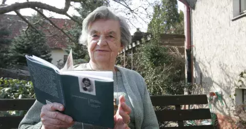 Statečná Jaroslava Skleničková: Přežila vyhlazení Lidic, koncentrační tábor i pochod smrti. O svých zkušenostech napsala dvě knihy