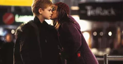 Láska nebeská: Co dnes dělá zamilovaný dětský pár z kultovního vánočního filmu? Sam se zasnoubil, Joanna stále zpívá