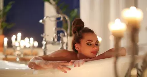 Nejlepší pěny, oleje a soli, které promění vaši koupelnu v oázu klidu, si nadělte pod stromeček