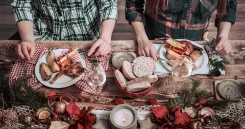 3 znamení zvěrokruhu, kterým vánoční debužírování způsobí zdravotní potíže. Kozorozi by si měli dát ovoce, Raci se zase vyspat, Panny neochutnávat