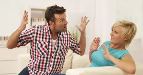 Elena (43 let): Ondřeji, všude ses mi vysmíval, že jsem hloupá, ale hloupý jsi teď akorát ty sám!