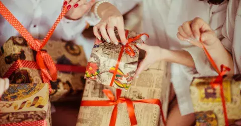 Inspirace na dárky podle jednotlivých znamení zvěrokruhu. Koho potěší zážitek a koho naopak parfém? Poslouchejte hvězdy