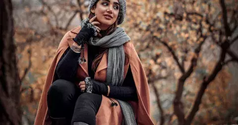 Čepice sluší i ženám 50+. Jak sladit podzimní doplňky, čepice, rukavice i šály? Zásadní je barva i materiál