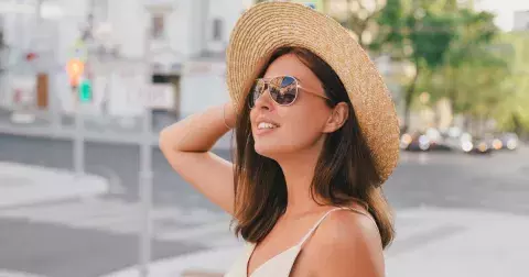 Ať je vám 20 nebo 60: Jediné trendy šaty, které sluší ženám všech věkových kategorií