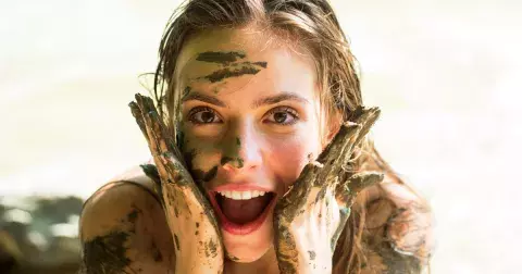 Kosmetika z Mrtvého moře dokáže zpomalit proces stárnutí a vyhladit vrásky. Tu nejúčinnější koupíte od 15 Kč