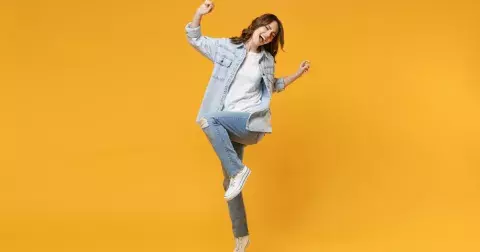 Barevné džíny jako módní trend roku 2024: Omladí vás a sluší každé ženě bez ohledu na věk