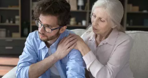 Iva (61 let): "Syn se vrátil z nevydařeného vztahu, teď je nám doma těsno, nevíme co s tím"