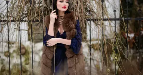 Stylingové typy, jak kombinovat šaty s dlouhými rukávy se zimní vestou