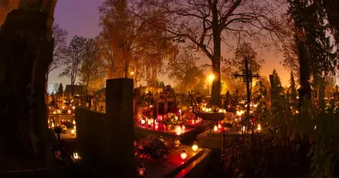 Záhadný bohnický hřbitov bláznů patří k nejtemnějším místům v republice. Navštívila ho i jedna známá osobnost