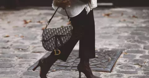 Kombinace šatů a kalhot jako špatný vtip? Nikoliv! Úspěšný trend, který nosí i celebrity