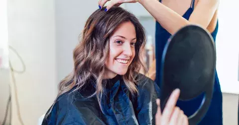 Nejkrásnější barva vlasů pro rok 2025 je tajemná kouřová bronz. Sluší každé ženě v každém věku