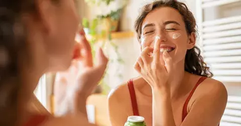 Nejúčinnější krémy proti popraskání a zarudnutí pokožky pro každý věk a typ pleti: Napište si Ježíškovi a udržte si krásnou pleť i v zimě