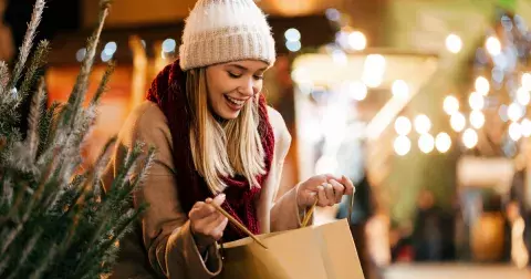 Letošní vánoční limitky kosmetiky vás okouzlí svou vůní i designem a koupíte je už od 89 Kč