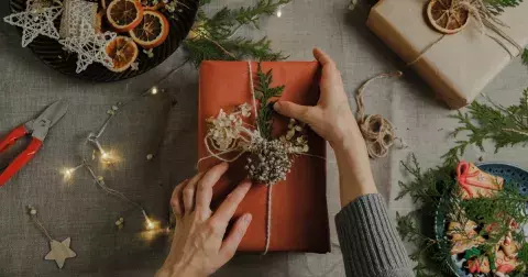 Jak krásně zabalit dárky, když zapomenete koupit balicí papír: Využijte ozdoby ze spíže i ze zahrady