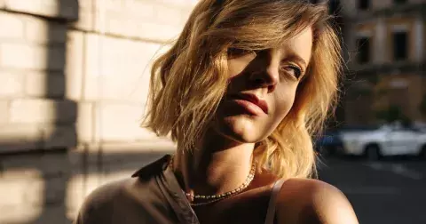 Účesem roku 2025 je nadčasový italský bob s větším objemem a elegancí ve stylu Sofie Loren a Coco Chanel