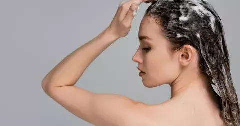 Nejlepší šampony z drogerie roku 2024 pro různé typy vlasů: Potěší i jako kvalitní dárek k Vánocům