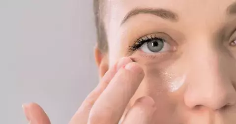 Trápí vás otoky a tmavé kruhy? Rychlou a účinnou pomoc nabídnou oční krémy i chladivé gely