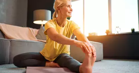 Klouby zatěžuje dlouhé sezení i špatné druhy pohybu, pomohou uvolňující cviky, které uleví i svalům