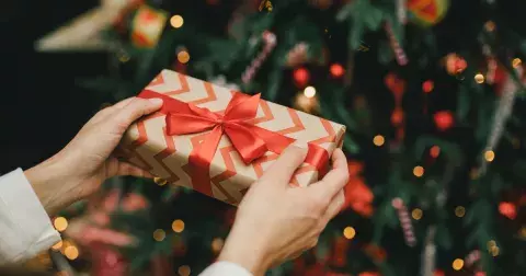 Co darovat pod stromeček kamarádce, kolegyni či švagrové: Dárky do 300 Kč