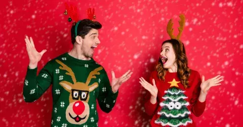 Nejroztomilejší vánoční svetry zdobí sobíci, sněhuláci, perníčky i třpytky: Kýčovité vánoční svetry jsou hitem adventu