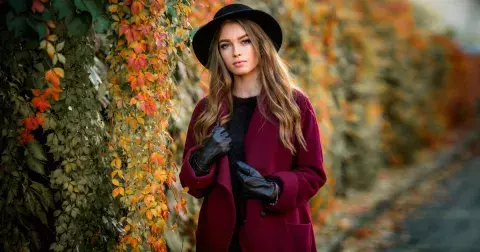 Jak v zimě nosit a kombinovat jednu barvu. Vínová je synonymem bohatství a luxusu