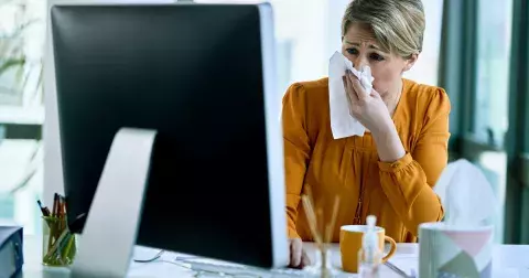 Do práce i v nemoci? Pro polovinu lidí běžná praxe, ukazuje průzkum. Bojíme se zejména ztráty financí, ale riskujeme mnohem víc