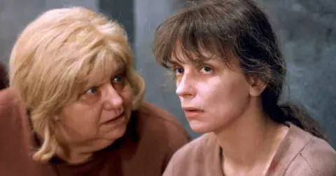 Kvíz: Pamatujete si kultovní české seriály 90. let, které se zapsaly do naší kinematografie? Vyzkoušejte odpovědět na 11 otázek