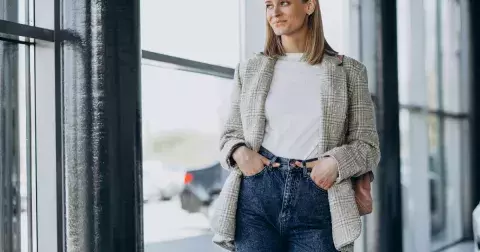 Džíny, sportovní tričko a pánské sako: Objevte kouzlo ležérní elegance. Sluší všem ženám nad 40 a dokáže vás omladit