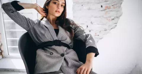 Největší módní trend roku 2025: Pánský styl sluší všem ženám bez ohledu na věk. Zapomeňte na volány, krajky a mašle