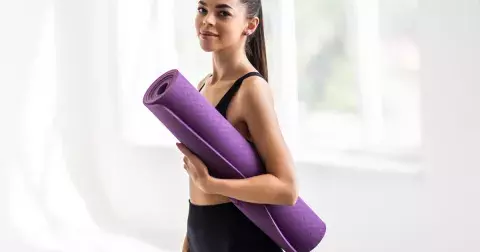 Jógová pozice židle: Vytvarujte své nohy, zlepšete stabilitu těla i rovnováhu