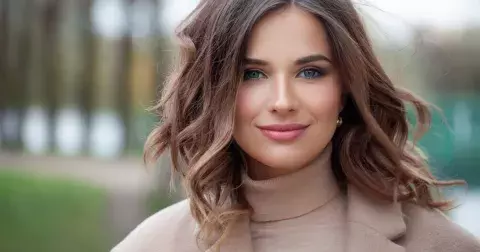 Butterfly Bob se stal nejžádanějším účesem podzimu 2024: Lichotí každému obličeji