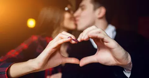 Petra (40 let): Kamarádka mi představila svého syna, on se do mě bezhlavě zamiloval. Dělí nás skoro dvacet let