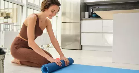 Rozhýbejte ztuhlou páteř jógovou pozicí kočky. Zkuste i její varianty, podpoříte hluboké dýchání, zklidníte mysl a okysličíte tělo