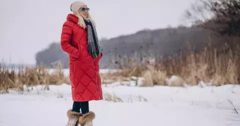 Prošívané kabáty: Styl, trendy a jak je nosit v zimě 2024