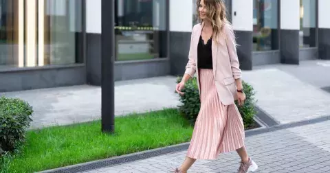 Zapomeňte na klasickou bílou nebo černou: Tento rok 2025 ovládnou trendy tenisky v jiné barvě. Naučte se je kombinovat