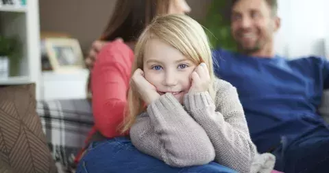 Nemáte zpracovaný vztah s rodiči? Mezigeneračním přenosem traumatu snadno poškodíte i vlastní dítě