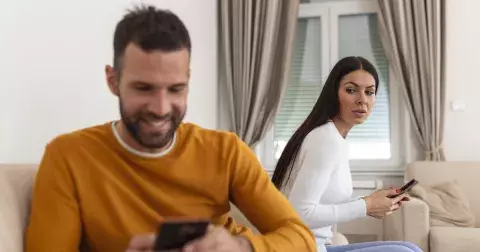 Lucie (44 let): Manžel si píše na internetu s ženskýma, prý to není nevěra!