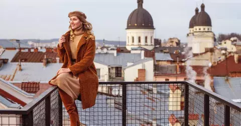 Jak nosit šaty a kozačky v zimě 2024/2025: Vyzkoušejte tyto nejkrásnější kombinace