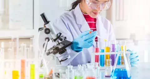 Kvíz: Ovládáte základy chemie? Připomeňte si, co byste měli znát ze základní školy