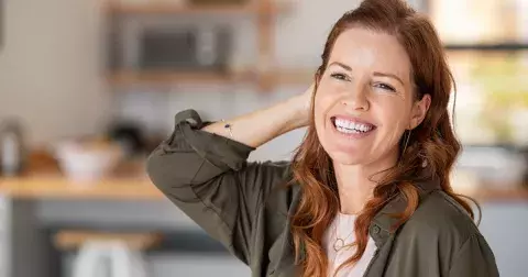 Krásné vlasy můžete mít i po 40: Vykašlete se na drahé produkty, přidejte do svého jídelníčku určité potraviny