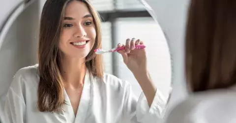 Studie: Špatná zubní hygiena má vliv nejen na zuby, ovlivňuje i zdraví mozku a srdce