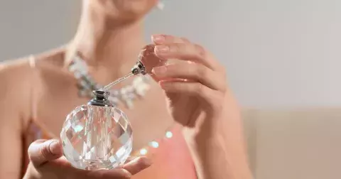 Jaká je vaše vůně podle znamení horoskopu: Berani ocení teplé dřevité parfémy, Pannám sluší lehké květinové