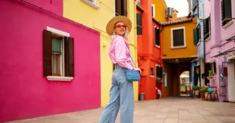 Jediné džíny, které letos potřebujete: Široké nohavice schovají nedokonalosti postavy