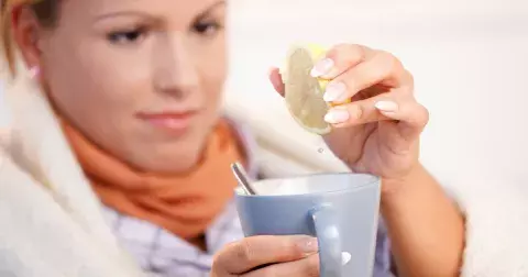 Jak snížit horečku a zbavit se kašle? Vsaďte na cibulový čaj, který používaly už naše babičky