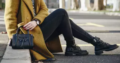 Povánoční výprodeje 2025: Redakční tipy, kde výhodně pořídit trendy kabát, boty nebo kabelku za pár korun