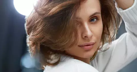 Jak vrátit vlasům objem a lesk? Vsaďte na kvalitní vlasové produkty i trendy střihy pro jemné a řídké vlasy