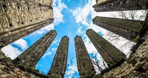 Panenský Týnec: Tajuplné místo, které dle psychotroniků léčí i děsí