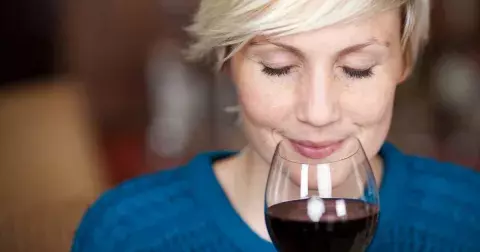 Lékařka objasňuje, co udělá s vaším tělem sklenka červeného vína denně a jak plánovat pití o Vánocích